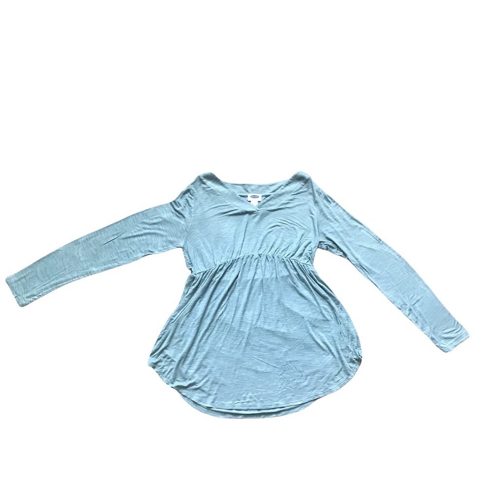 Women’s old navy medium long sleeve maternity shirt. Size Medium.